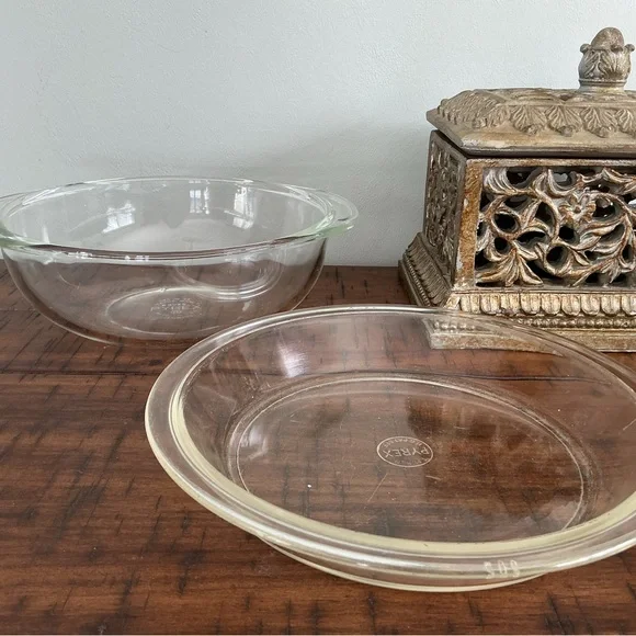Vintage Pyrex Baking Set - Picture 2 of 9